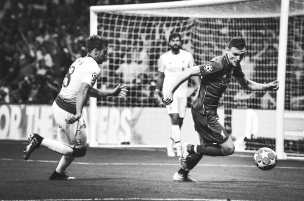 Madrid, İspanya - 01 Mayıs 2019: Harry Winks ve Andrew Robertson du