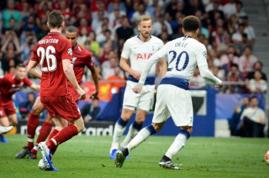 Madrid, İspanya - 01 Mayıs 2019: Andrew Robertson ve Dele Alli duri