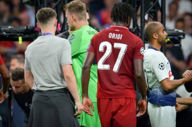 Madrid, İspanya - 01 Mayıs 2019: Divock Origi oyuncuları thei'yi kutluyor