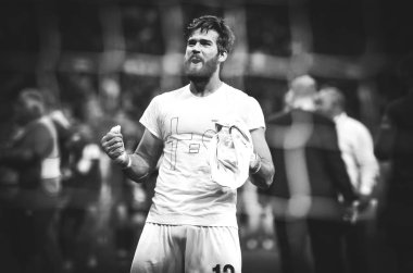 Madrid, İspanya - 01 Mayıs 2019: Alisson galibiyetini kutluyor 