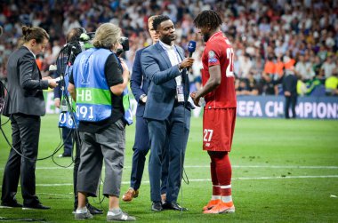 Madrid, İspanya - 01 Mayıs 2019: Divock Origi oyuncuları thei'yi kutluyor