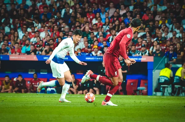 Madrid, Španělsko-01 květen 2019: Heung-min Son a Virgil van Dijk — Stock fotografie