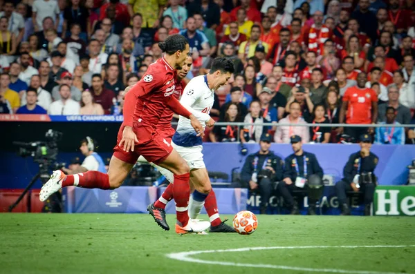 Madrid, Espanha - 01 MAIO 2019: Heung-min Son e Virgil van Dijk — Fotografia de Stock