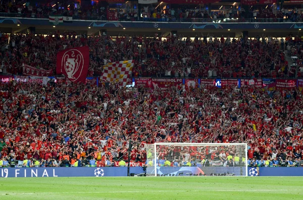 Madrid, Spain - 01 MAY 2019: Liverpool fans celebrate their winn — Stock Photo, Image