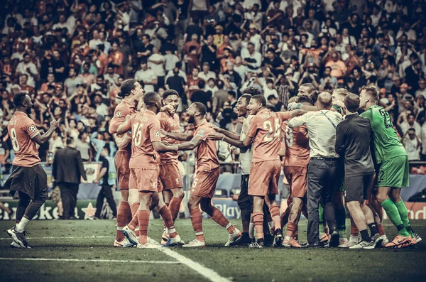 Madrid, Španělsko-01 květen 2019: v liverpoolských soutěžčích oslavují své w — Stock fotografie