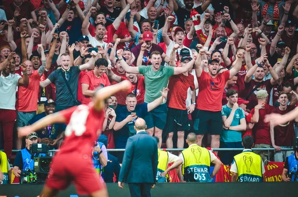 Madrid, İspanya - 01 Mayıs 2019: Liverpool taraftarları takımı dur desteği — Stok fotoğraf