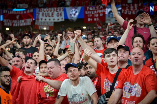 Madrid, Spanje-01 mei 2019: fans van Liverpool vieren hun Winn — Stockfoto