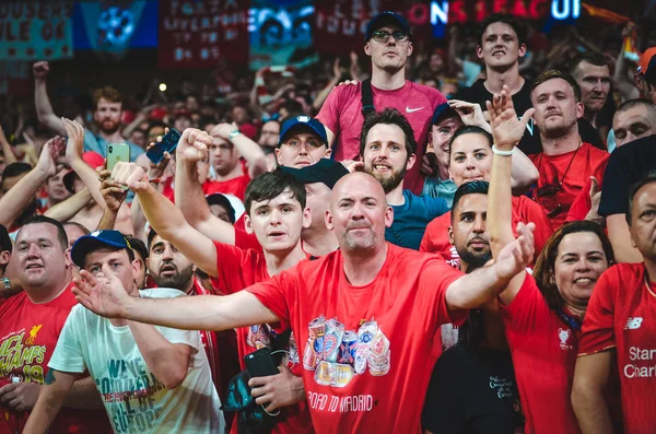 Madrid, Španělsko-01 květen 2019: Liverpoolovi fanoušci oslavují Winn — Stock fotografie