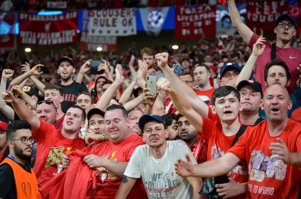 Madrid, Espanha - 01 MAIO 2019: os fãs do Liverpool celebram seu vencedor — Fotografia de Stock