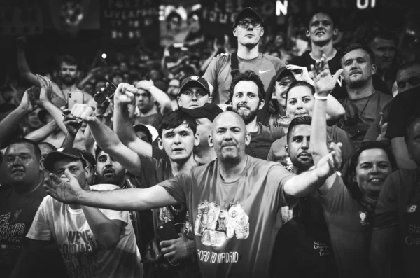 Madrid, Španělsko-01 květen 2019: Liverpoolovi fanoušci oslavují Winn — Stock fotografie