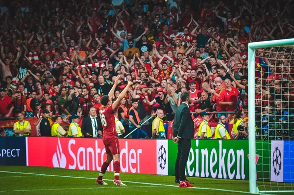 Madrid, Španělsko-01 květen 2019: Trent Alexander-Arnold oslavující th — Stock fotografie