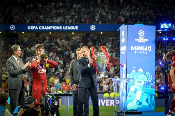 Madrid, Espagne - 01 MAI 2019 : Jordan Henderson reçoit le Champ — Photo