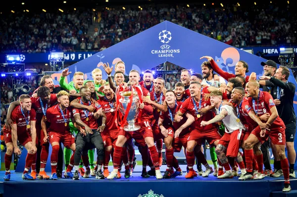 Madrid, Spagna - 01 MAGGIO 2019: I giocatori di Liverpool festeggiano la loro vittoria — Foto Stock