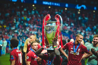 Madrid, İspanya - 01 Mayıs 2019: Sadio Mane galibiyetlerini kutluyor 