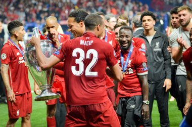 Madrid, İspanya - 01 Mayıs 2019: Joel Matip ve Xherdan Shaqiri cele