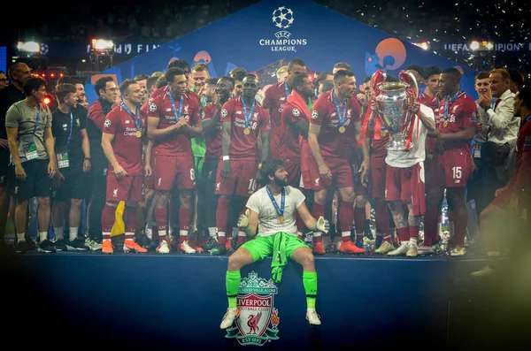 Madrid, Španělsko-01 květen 2019: v liverpoolských soutěžčích oslavují své w — Stock fotografie