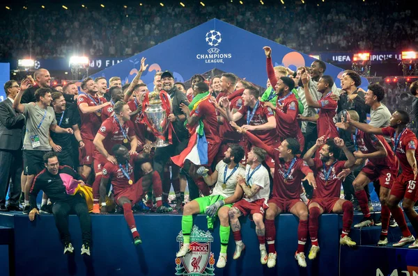 Madrid, Španělsko-01 květen 2019: v liverpoolských soutěžčích oslavují své w — Stock fotografie