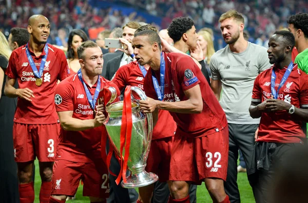 Madrid, Spanyolország-01 május 2019: Joel Matip és Xherdan Shaqiri Cele — Stock Fotó