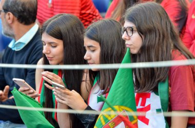 Porto, Portuglal - 09 Haziran 2019: Portekizli taraftarlar ve seyirciler