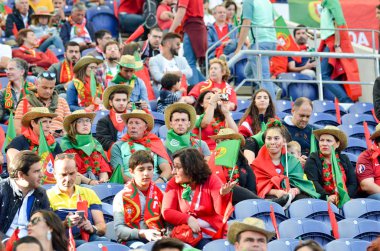 Porto, Portuglal - 09 Haziran 2019: Portekizli taraftarlar ve seyirciler