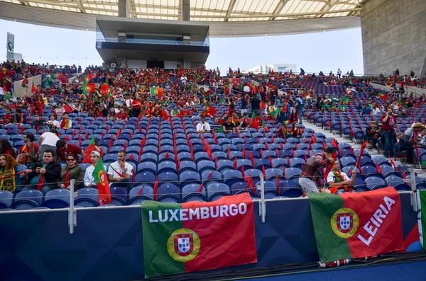 Porto, Portuglal-június 09, 2019: portugál rajongók és a nézők — Stock Fotó