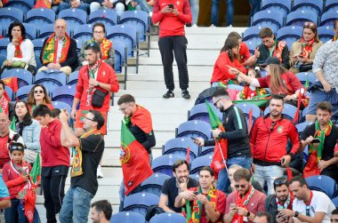 Porto, Portuglal - 09 Haziran 2019: Portekizli taraftarlar ve seyirciler
