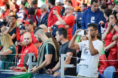 Porto, Portuglal - 09 Haziran 2019: Portekizli taraftarlar ve seyirciler