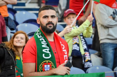 Porto, Portuglal - 09 Haziran 2019: Portekizli taraftarlar ve seyirciler