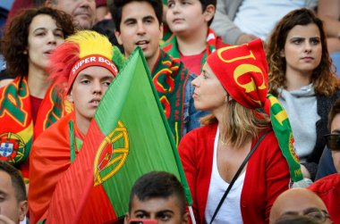 Porto, Portuglal - 09 Haziran 2019: Portekizli taraftarlar ve seyirciler
