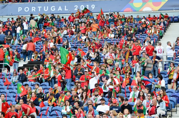 ПОРТО, ПОРТГЛАВ - 9 июня 2019 года: Португальские болельщики и зрители — стоковое фото