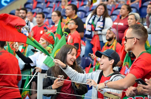 Porto, Portuglal-09 juni 2019: Portugese fans en toeschouwers — Stockfoto