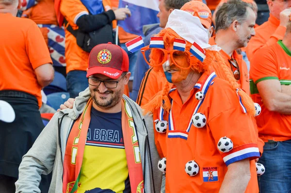 Porto, Portuglal-juni 09, 2019: holländska fans och åskådare i t — Stockfoto