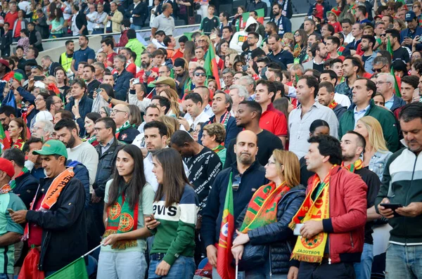 PORTO, PORTUGLAL - 09 de junio de 2019: Aficionados y espectadores portugueses —  Fotos de Stock