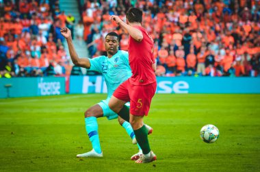 Porto, Portuglal - 09 Haziran 2019: Denzel Dumfries ve Raphael Gu