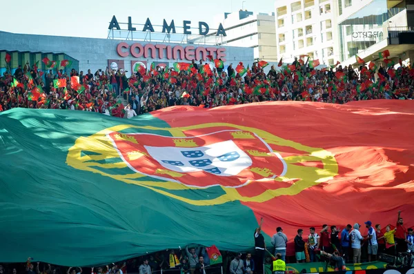 PORTO, PORTUGLAL - 09 de junio de 2019: Gran Bandera de Portugal —  Fotos de Stock