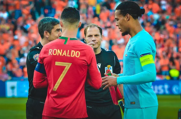 PORTO, PORTUGLAL - 09 juni 2019: Cristiano Ronaldo og Virgil mod - Stock-foto