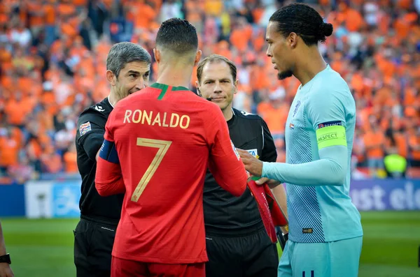 PORTO, PORTUGLAL - 09 de junio de 2019: Cristiano Ronaldo y Virgil v — Foto de Stock