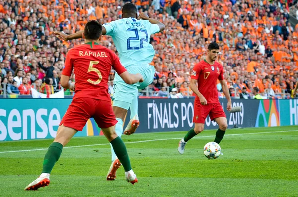 Porto, Portuglal - 09 Haziran 2019: Denzel Dumfries ve Raphael Gu
