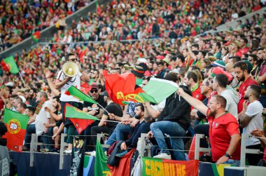 Porto, Portuglal - 09 Haziran 2019: Portekizli taraftarlar ve seyirciler