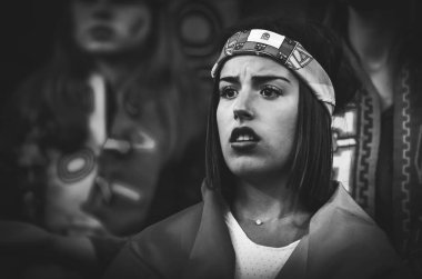 Porto, Portuglal - 09 Haziran 2019: Güzel Portekizli kız hayranı 