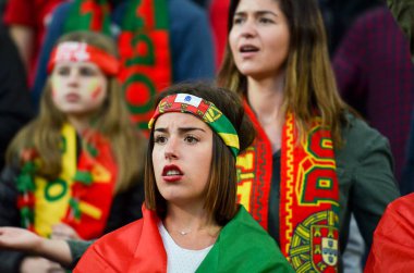 Porto, Portuglal - 09 Haziran 2019: Güzel Portekizli kız hayranı 