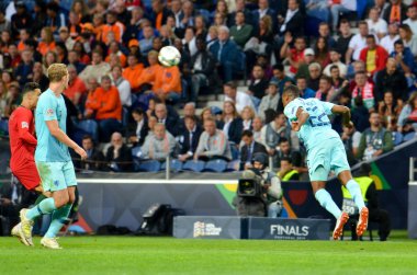 Porto, Portuglal - 09 Haziran 2019: Denzel Dumfries oyuncu sırasında 