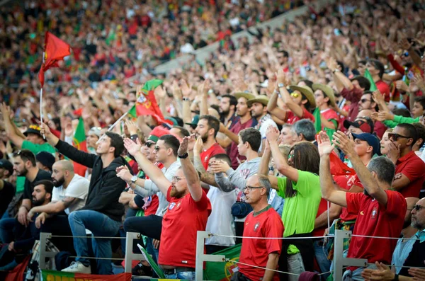 Porto, Portuglal - 09 Haziran 2019: Portekizli taraftarlar ve seyirciler