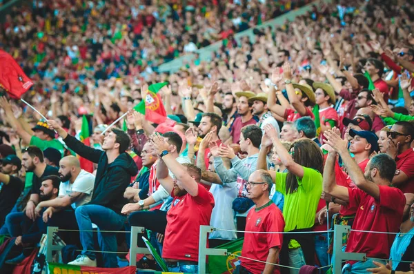 Porto, Portuglal - 09 Haziran 2019: Portekizli taraftarlar ve seyirciler