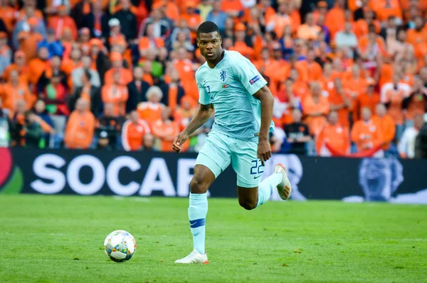 Porto, Portuglal-juni 09, 2019: Denzel Dumfries spelare under — Stockfoto