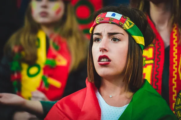 Porto, Portuglal-június 09, 2019: gyönyörű portugál lány rajongó — Stock Fotó