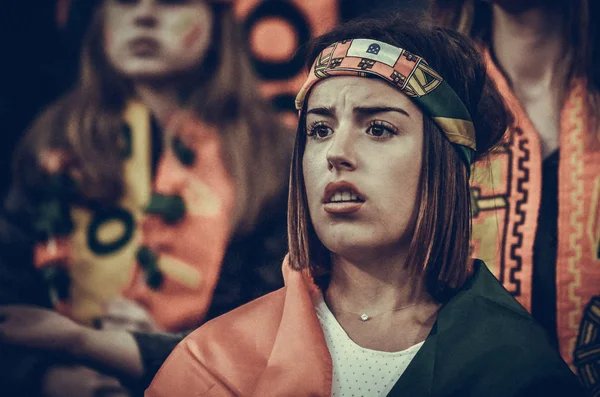 波尔图， 波尔图 - 六月 09， 2019： 美丽的葡萄牙女孩球迷 — 图库照片