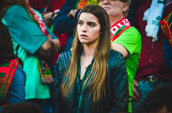 Porto, Πορτογαλίαal-Ιούνιος 09, 2019: όμορφη πορτογαλική κορίτσι Fan — Φωτογραφία Αρχείου