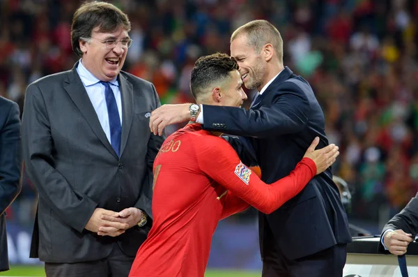 Porto, Portuglal-červen 09, 2019: Cristiano Ronaldo, příjem zlata — Stock fotografie