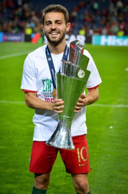 Porto, Portuglal - 09 Haziran 2019: Bernardo Silva kupa ce ile